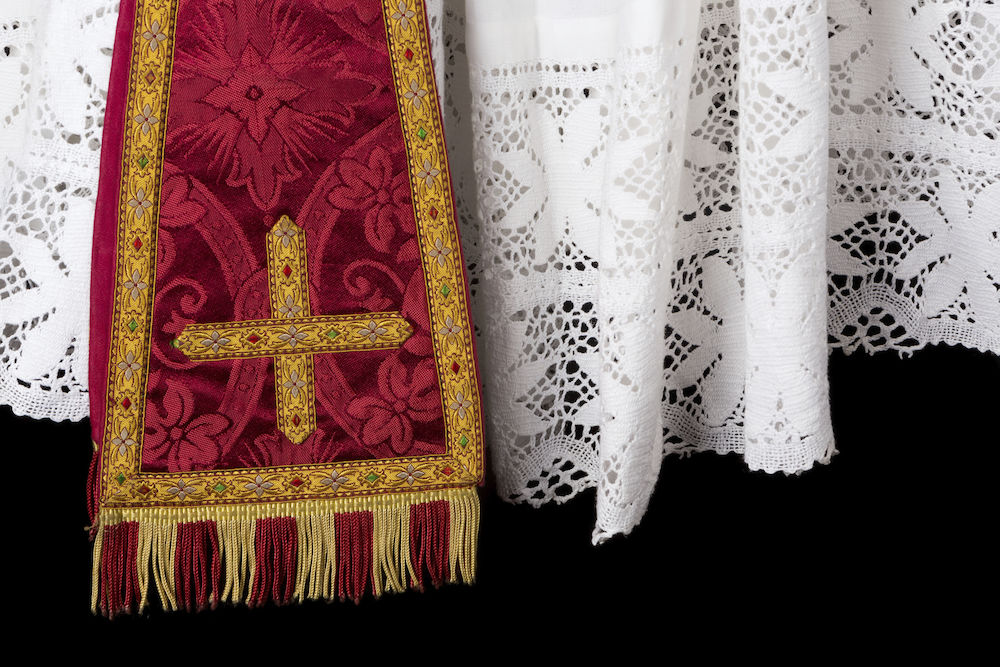 工業(yè)轉(zhuǎn)輪除濕機控制烘干房設備，讓神父教士制服快速干燥又節(jié)能