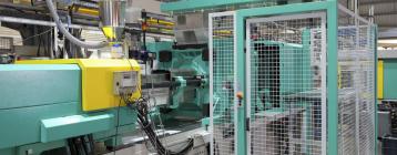 空氣經(jīng)吸附式工業(yè)除濕機干燥后進入注塑機，避免工藝有冷凝現(xiàn)象